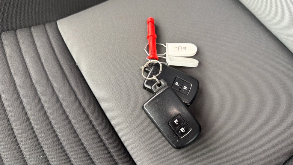 Toyota Yaris 1.5 Hybrid Icon Tech 5dr CVT Hybrid Hatchback - Image 28