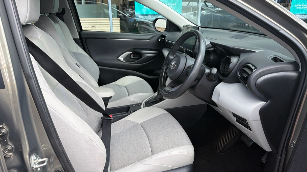 Toyota Yaris 1.5 Hybrid Excel 5dr CVT Hybrid Hatchback - Image 12