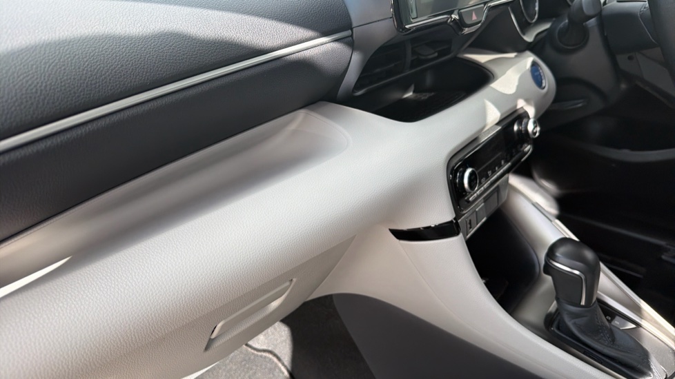 Toyota Yaris 1.5 Hybrid Excel 5dr CVT Hybrid Hatchback - Image 16