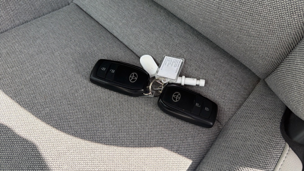 Toyota Yaris 1.5 Hybrid Excel 5dr CVT Hybrid Hatchback - Image 28