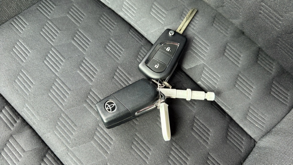 Toyota Yaris 1.5 Hybrid Design 5dr CVT Hybrid Hatchback - Image 28