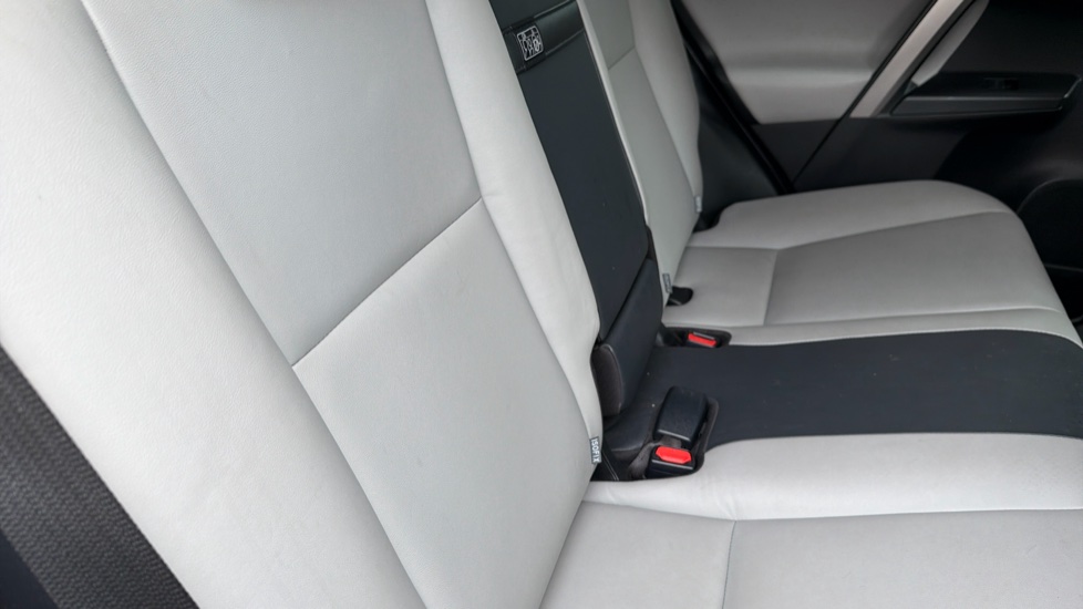 Toyota RAV4 2.5 VVT-i Hybrid Excel TSS 5dr CVT Hybrid Estate - Image 14