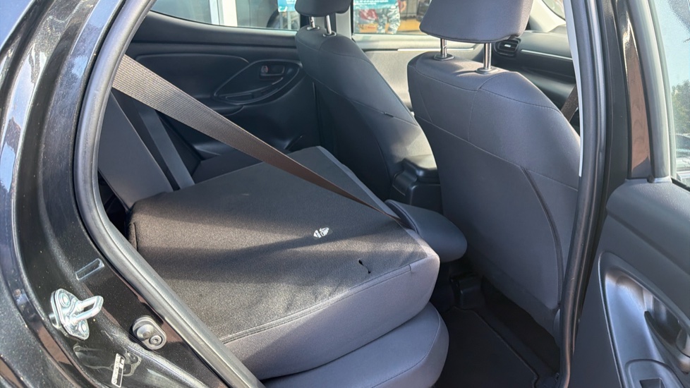 Toyota Yaris 1.5 Hybrid Icon 5dr CVT Hybrid Hatchback - Image 18