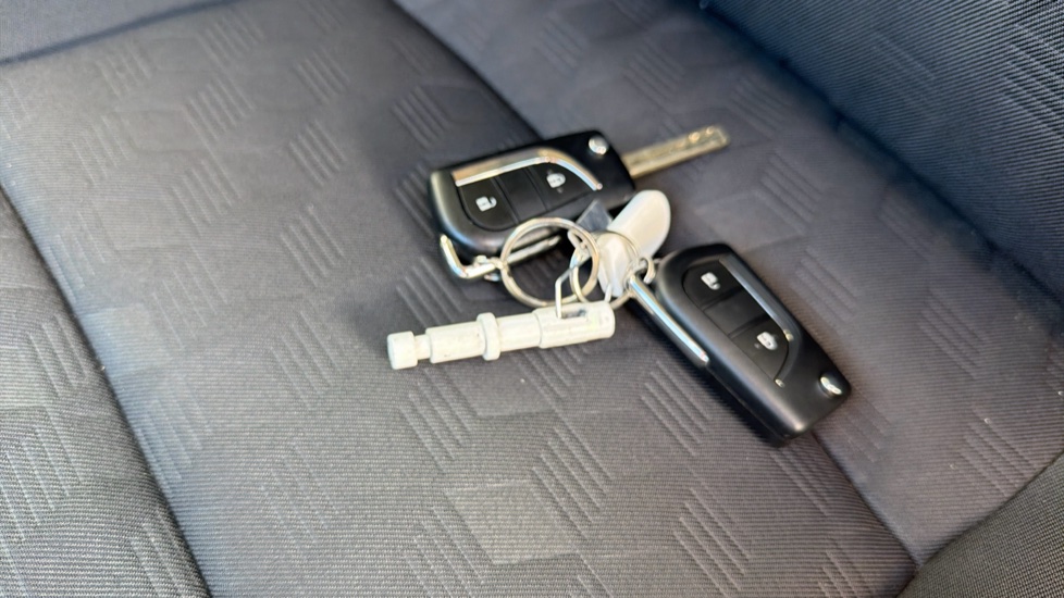 Toyota Yaris 1.5 Hybrid Icon 5dr CVT Hybrid Hatchback - Image 28