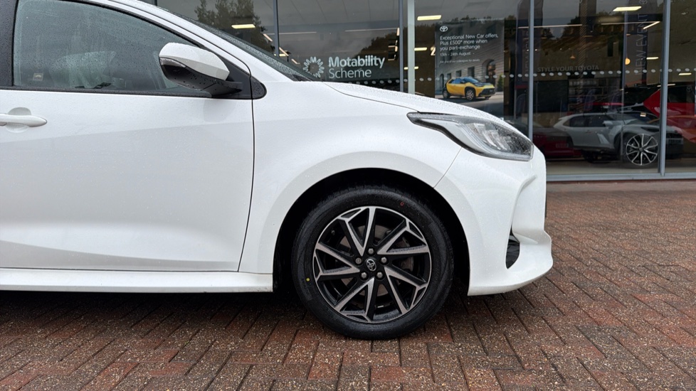 Toyota Yaris 1.5 Hybrid Design 5dr CVT Hybrid Hatchback - Image 25