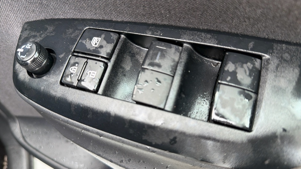 Toyota Yaris 1.5 Hybrid Design 5dr CVT Hybrid Hatchback - Image 35