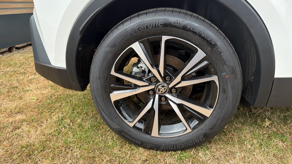 Toyota C-HR 2.0 PHEV Design 5dr CVT Hatchback - Image 41