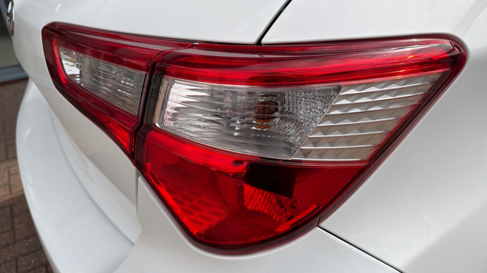 Toyota Yaris 1.5 VVT-i Icon Tech 5dr Petrol Hatchback - Image 21