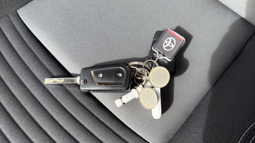 Toyota Yaris 1.5 VVT-i Icon Tech 5dr Petrol Hatchback - Image 28