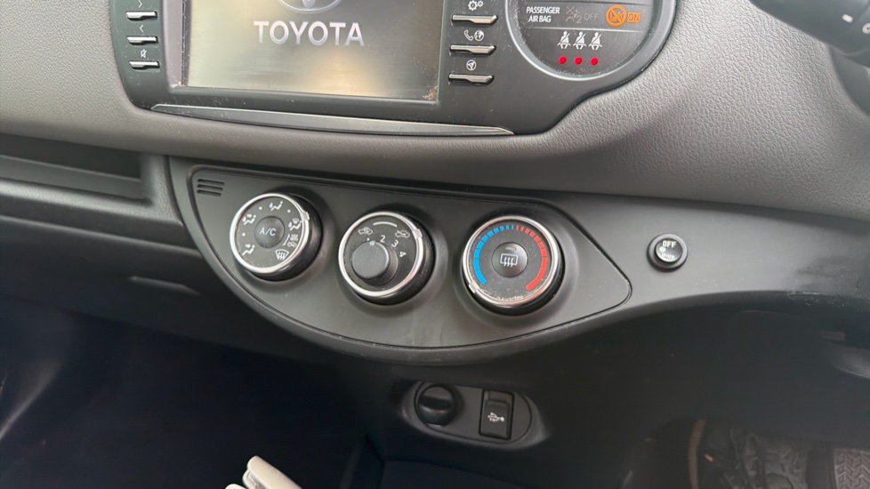 Toyota Yaris 1.5 VVT-i Icon Tech 5dr Petrol Hatchback - Image 38