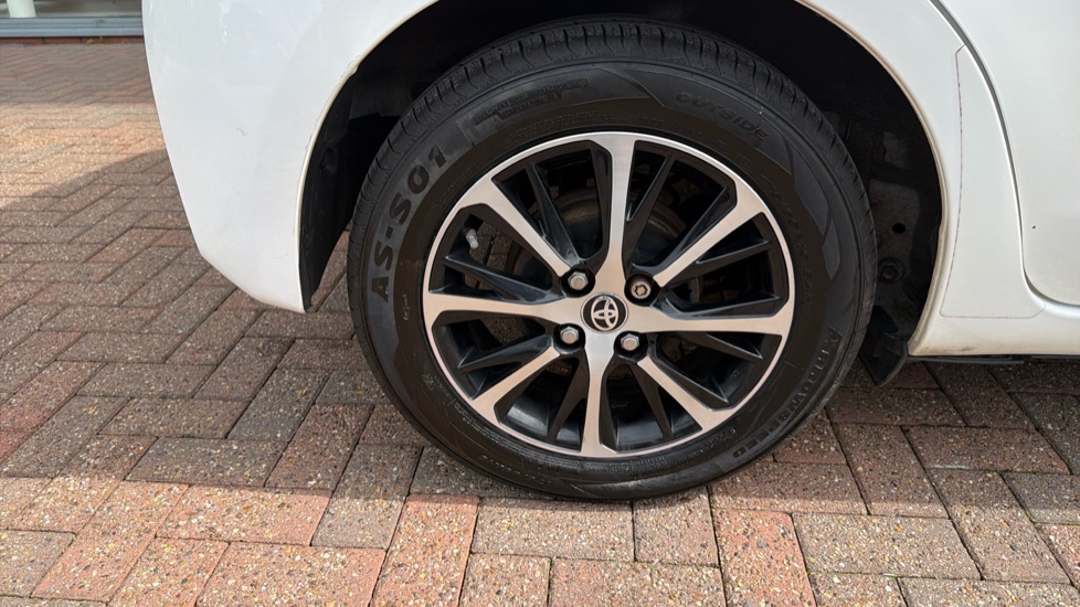 Toyota Yaris 1.5 VVT-i Icon Tech 5dr Petrol Hatchback - Image 41