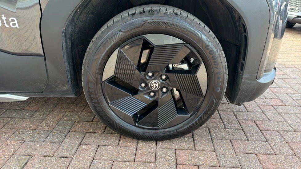 Toyota Urbancruiser 128kW Design 61kWh 5dr Auto Electric Estate - Image 31