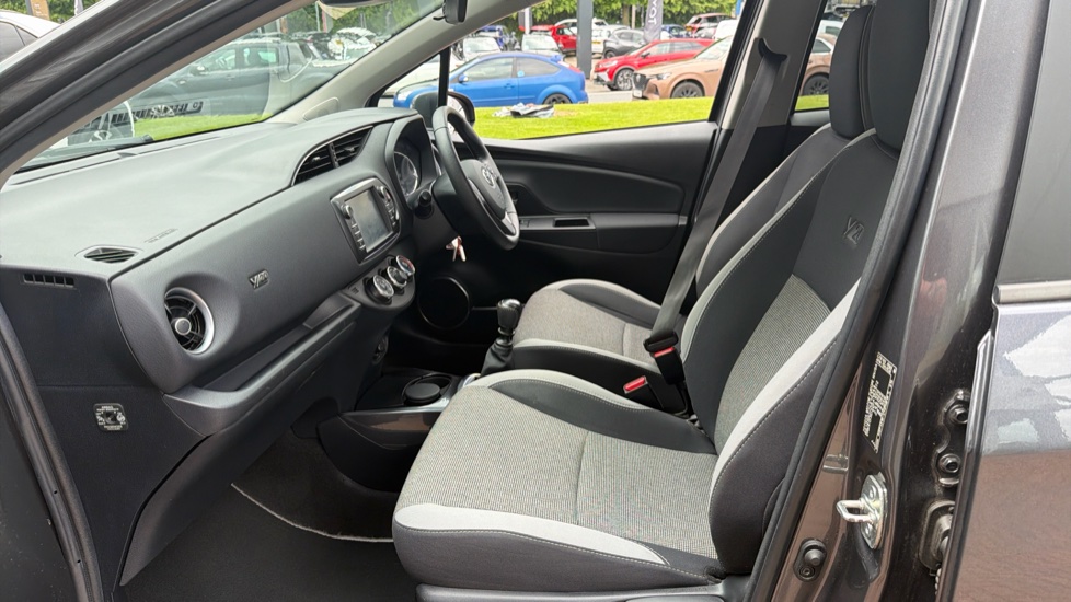 Toyota Yaris 1.5 VVT-i Y20 5dr [Bi-tone] Petrol Hatchback - Image 5