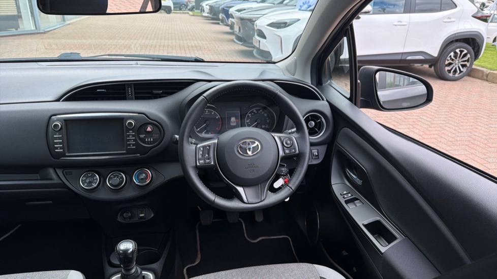 Toyota Yaris 1.5 VVT-i Y20 5dr [Bi-tone] Petrol Hatchback - Image 7