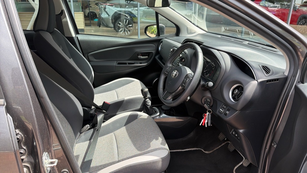 Toyota Yaris 1.5 VVT-i Y20 5dr [Bi-tone] Petrol Hatchback - Image 12