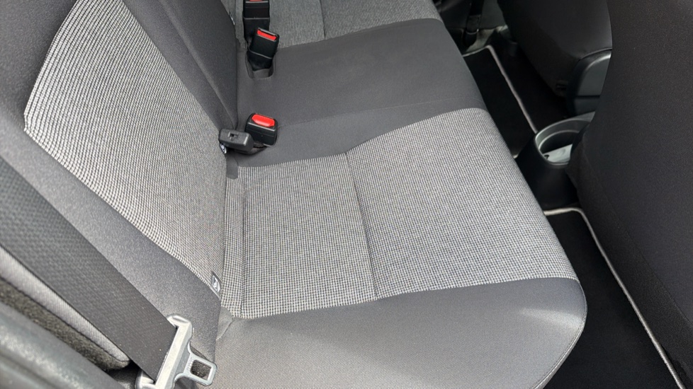 Toyota Yaris 1.5 VVT-i Y20 5dr [Bi-tone] Petrol Hatchback - Image 17