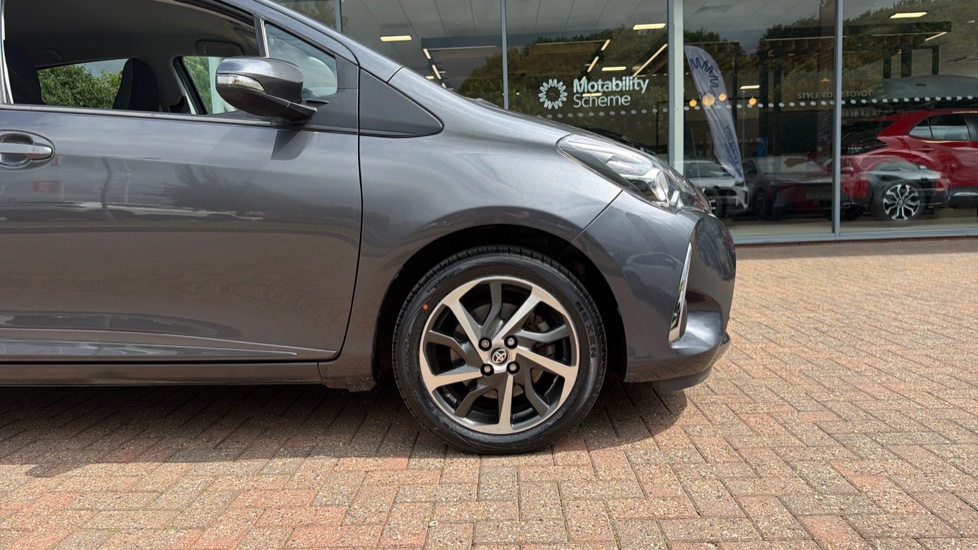 Toyota Yaris 1.5 VVT-i Y20 5dr [Bi-tone] Petrol Hatchback - Image 25