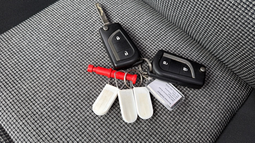 Toyota Yaris 1.5 VVT-i Y20 5dr [Bi-tone] Petrol Hatchback - Image 28