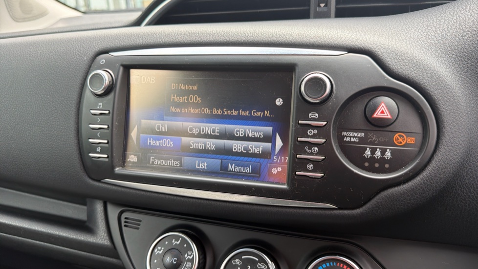 Toyota Yaris 1.5 VVT-i Y20 5dr [Bi-tone] Petrol Hatchback - Image 31