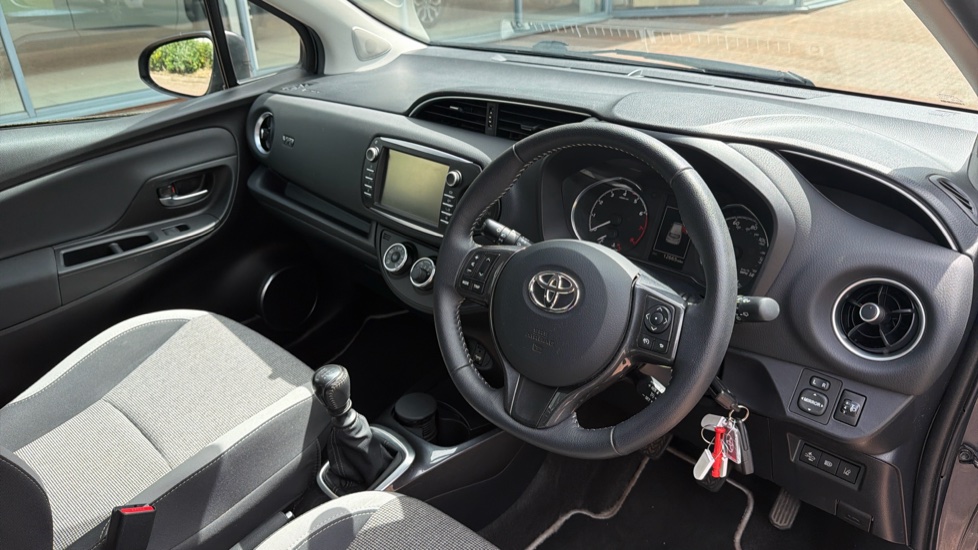 Toyota Yaris 1.5 VVT-i Y20 5dr [Bi-tone] Petrol Hatchback - Image 34