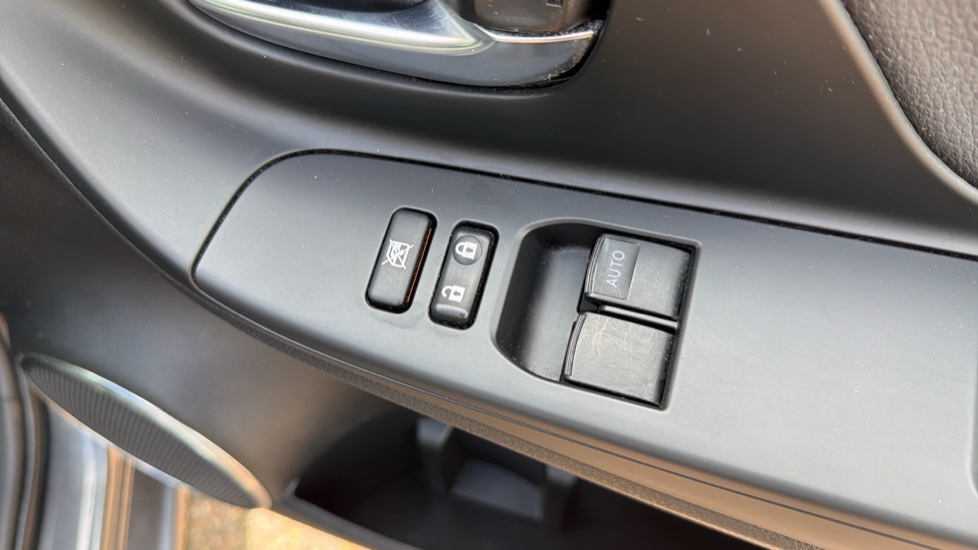 Toyota Yaris 1.5 VVT-i Y20 5dr [Bi-tone] Petrol Hatchback - Image 35