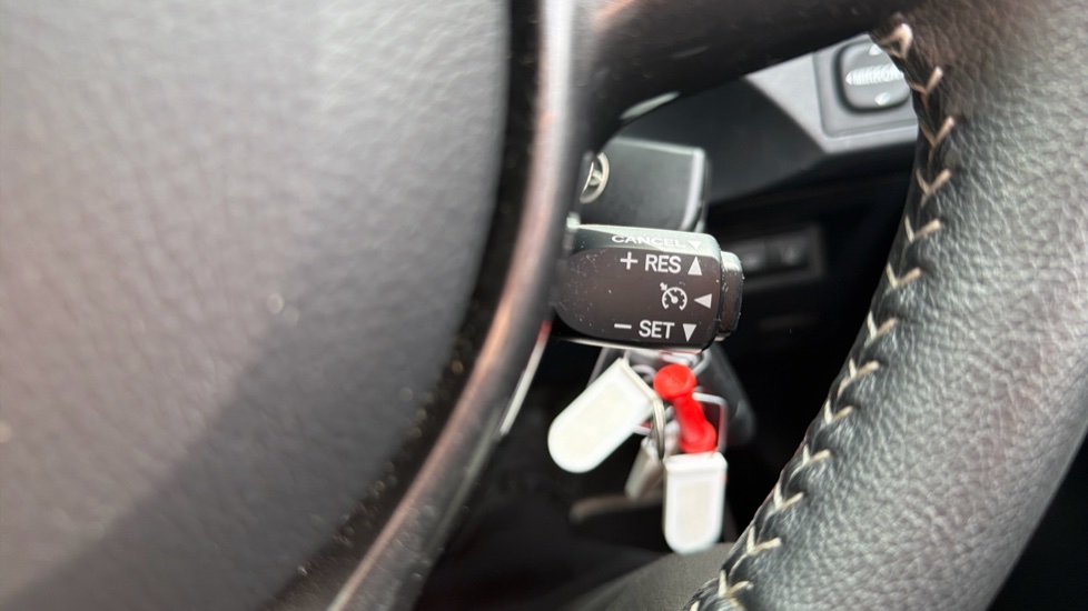Toyota Yaris 1.5 VVT-i Y20 5dr [Bi-tone] Petrol Hatchback - Image 38