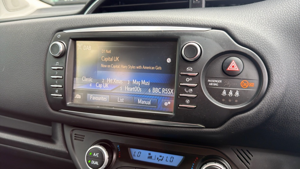 Toyota Yaris 1.5 Hybrid Y20 5dr CVT [Bi-tone] Hybrid Hatchback - Image 31