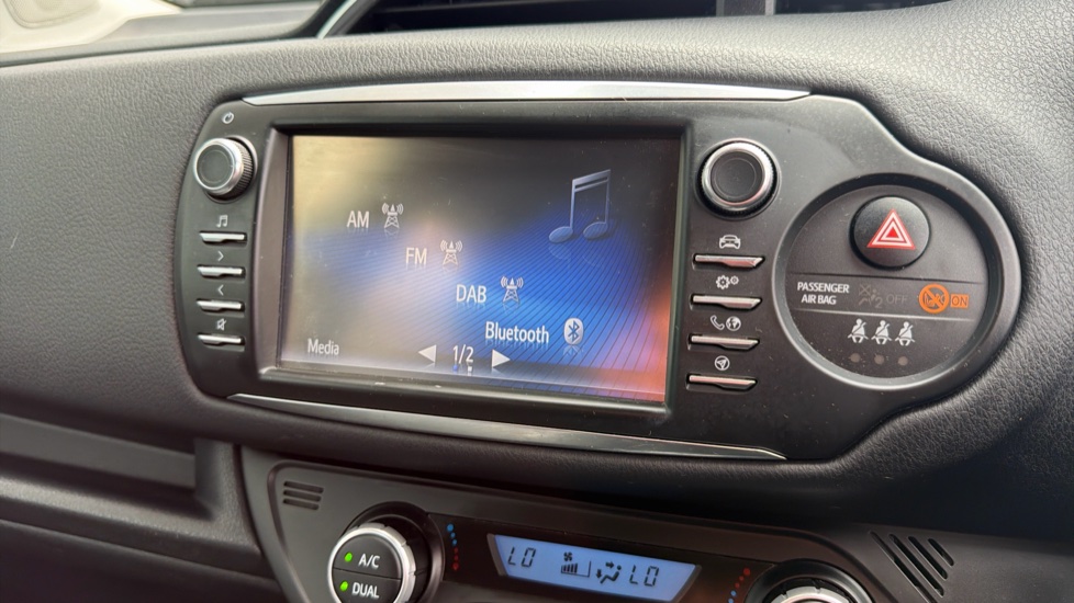 Toyota Yaris 1.5 Hybrid Y20 5dr CVT [Bi-tone] Hybrid Hatchback - Image 32