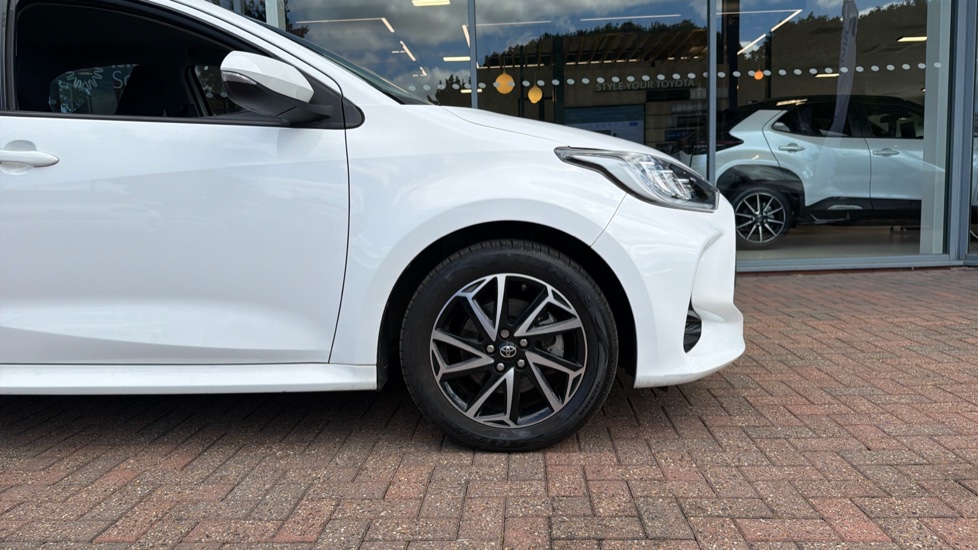 Toyota Yaris 1.5 Hybrid Design 5dr CVT Hybrid Hatchback - Image 25