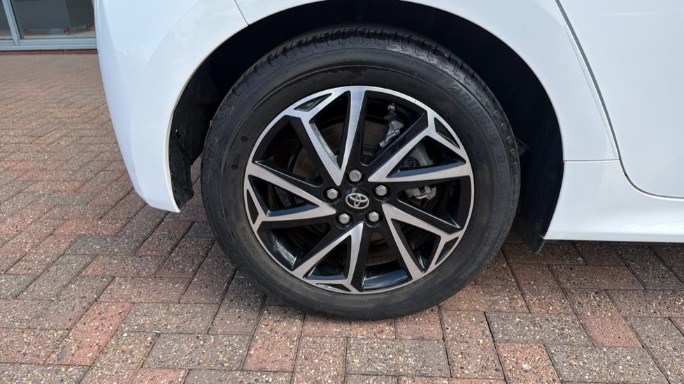 Toyota Yaris 1.5 Hybrid Design 5dr CVT Hybrid Hatchback - Image 41