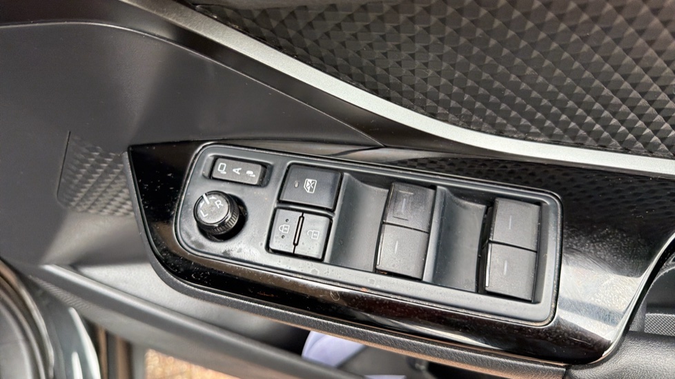 Toyota C-HR 1.8 Hybrid Design 5dr CVT Hybrid Hatchback - Image 35