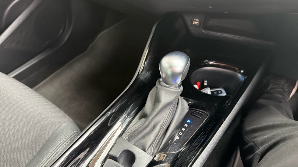 Toyota C-HR 1.8 Hybrid Design 5dr CVT Hybrid Hatchback - Image 39