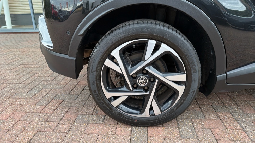 Toyota C-HR 1.8 Hybrid Design 5dr CVT Hybrid Hatchback - Image 41