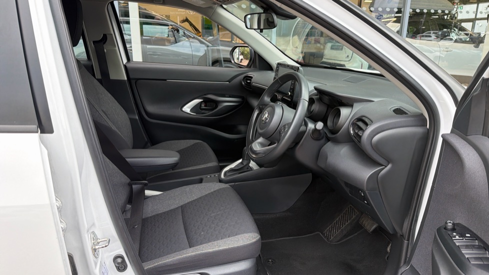 Toyota Yaris Cross 1.5 Hybrid Icon 5dr CVT Hybrid Estate - Image 12