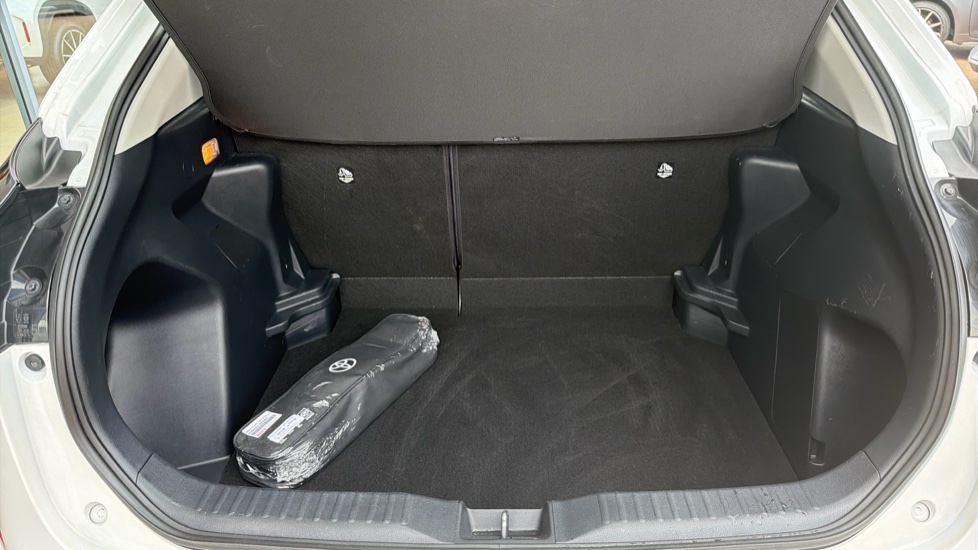 Toyota Yaris Cross 1.5 Hybrid Icon 5dr CVT Hybrid Estate - Image 13