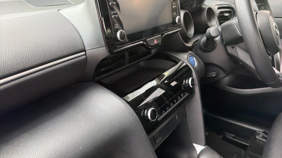 Toyota Yaris Cross 1.5 Hybrid Icon 5dr CVT Hybrid Estate - Image 16