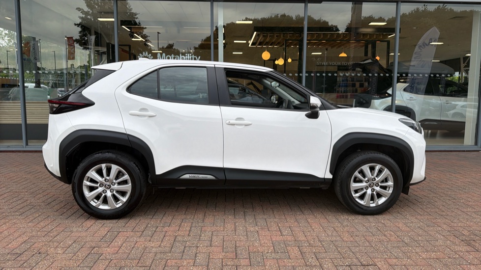 Toyota Yaris Cross 1.5 Hybrid Icon 5dr CVT Hybrid Estate - Image 23