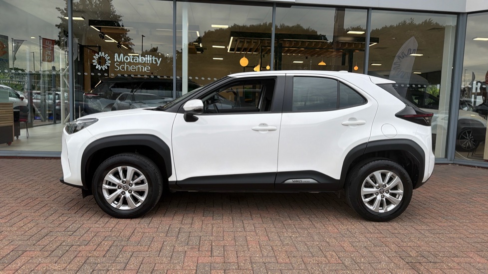 Toyota Yaris Cross 1.5 Hybrid Icon 5dr CVT Hybrid Estate - Image 24