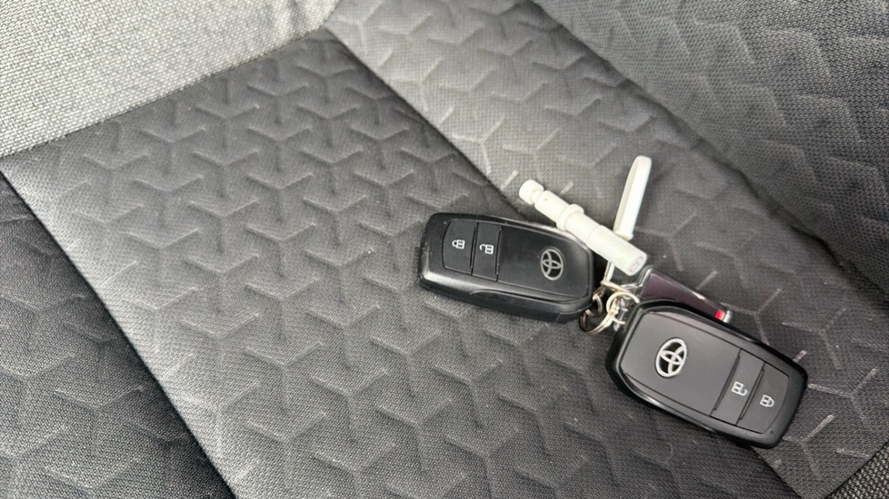 Toyota Yaris Cross 1.5 Hybrid Icon 5dr CVT Hybrid Estate - Image 27
