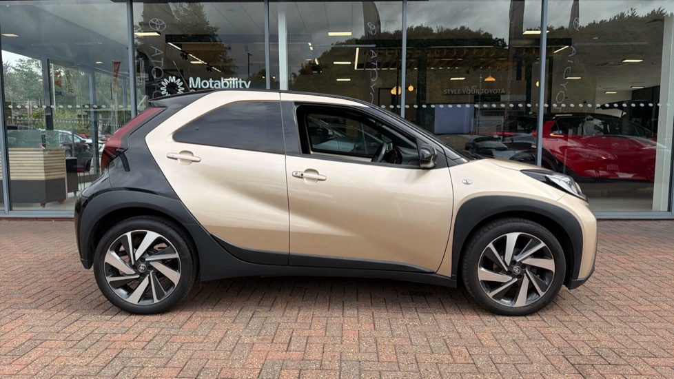Toyota Aygo X 1.0 VVT-i Exclusive 5dr Petrol Hatchback - Image 23