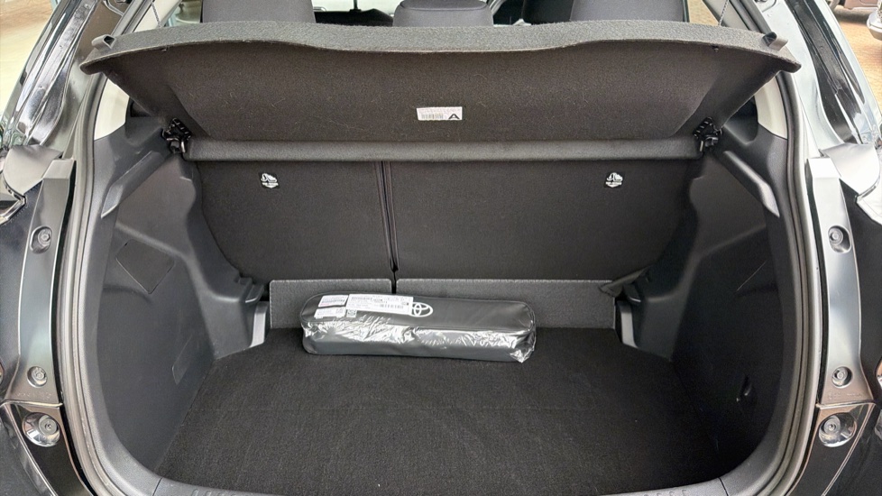 Toyota Yaris 1.5 Hybrid Design 5dr CVT Hybrid Hatchback - Image 13