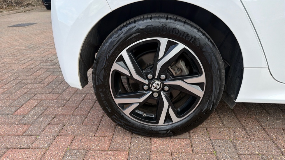 Toyota Yaris 1.5 Hybrid Design 5dr CVT Hybrid Hatchback - Image 41