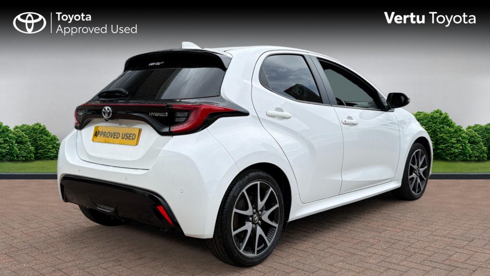 Toyota Yaris 1.5 Hybrid Dynamic 5dr CVT Hybrid Hatchback - Image 2