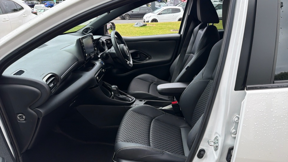 Toyota Yaris 1.5 Hybrid Dynamic 5dr CVT Hybrid Hatchback - Image 5