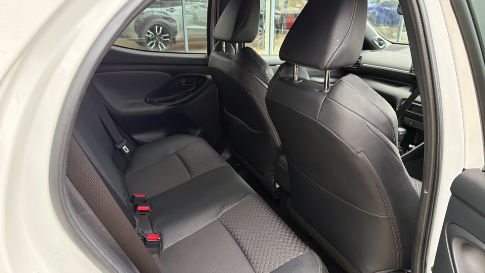 Toyota Yaris 1.5 Hybrid Dynamic 5dr CVT Hybrid Hatchback - Image 8
