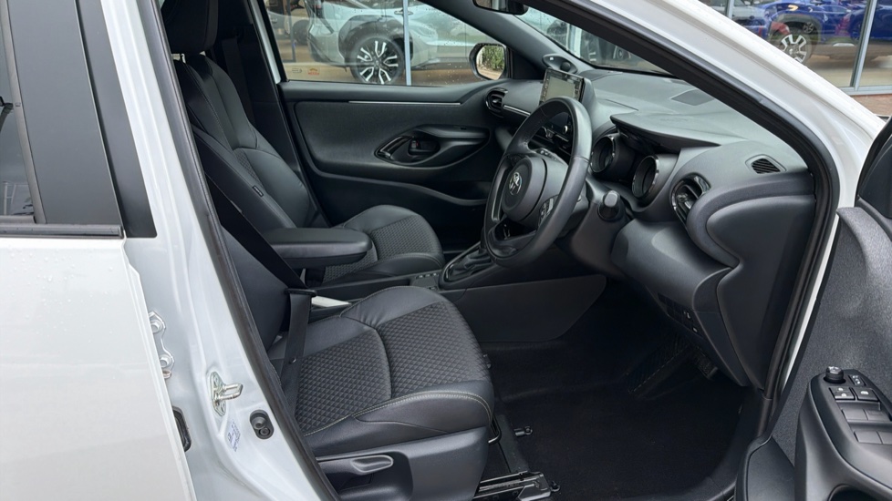 Toyota Yaris 1.5 Hybrid Dynamic 5dr CVT Hybrid Hatchback - Image 12