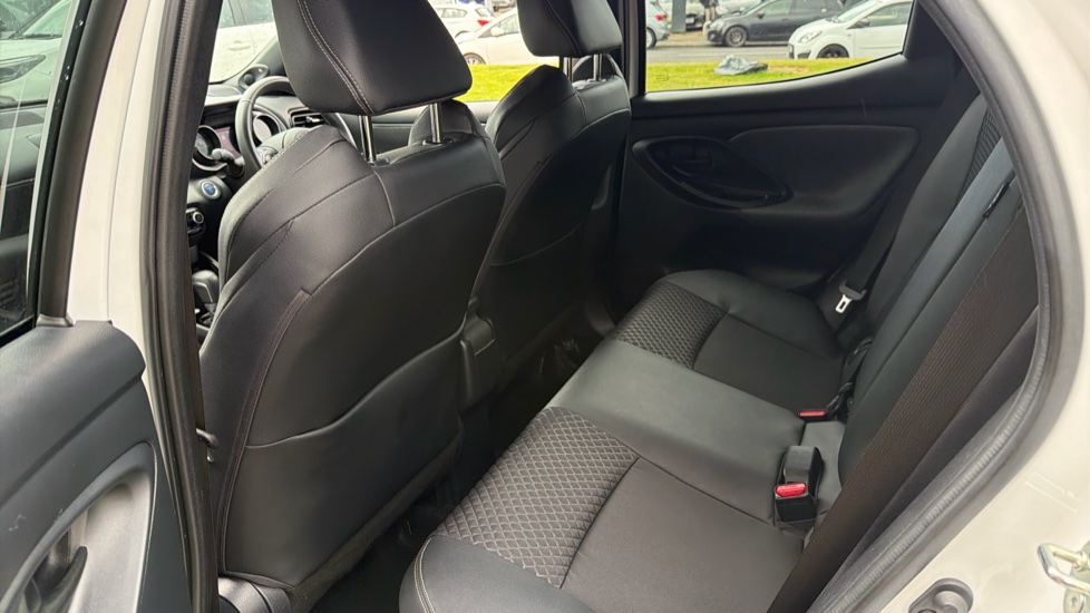 Toyota Yaris 1.5 Hybrid Dynamic 5dr CVT Hybrid Hatchback - Image 15