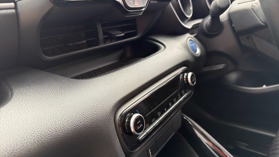 Toyota Yaris 1.5 Hybrid Dynamic 5dr CVT Hybrid Hatchback - Image 16