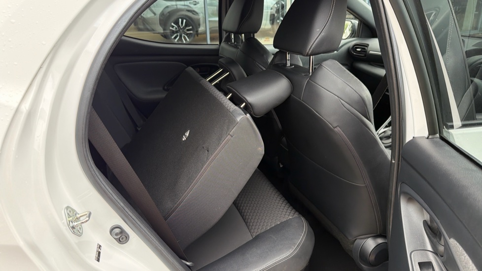 Toyota Yaris 1.5 Hybrid Dynamic 5dr CVT Hybrid Hatchback - Image 18