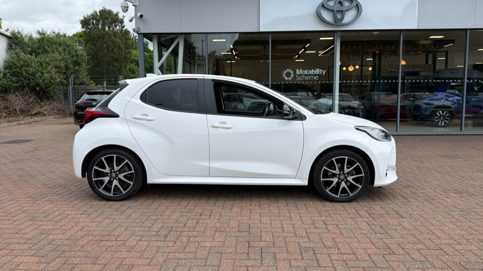 Toyota Yaris 1.5 Hybrid Dynamic 5dr CVT Hybrid Hatchback - Image 23